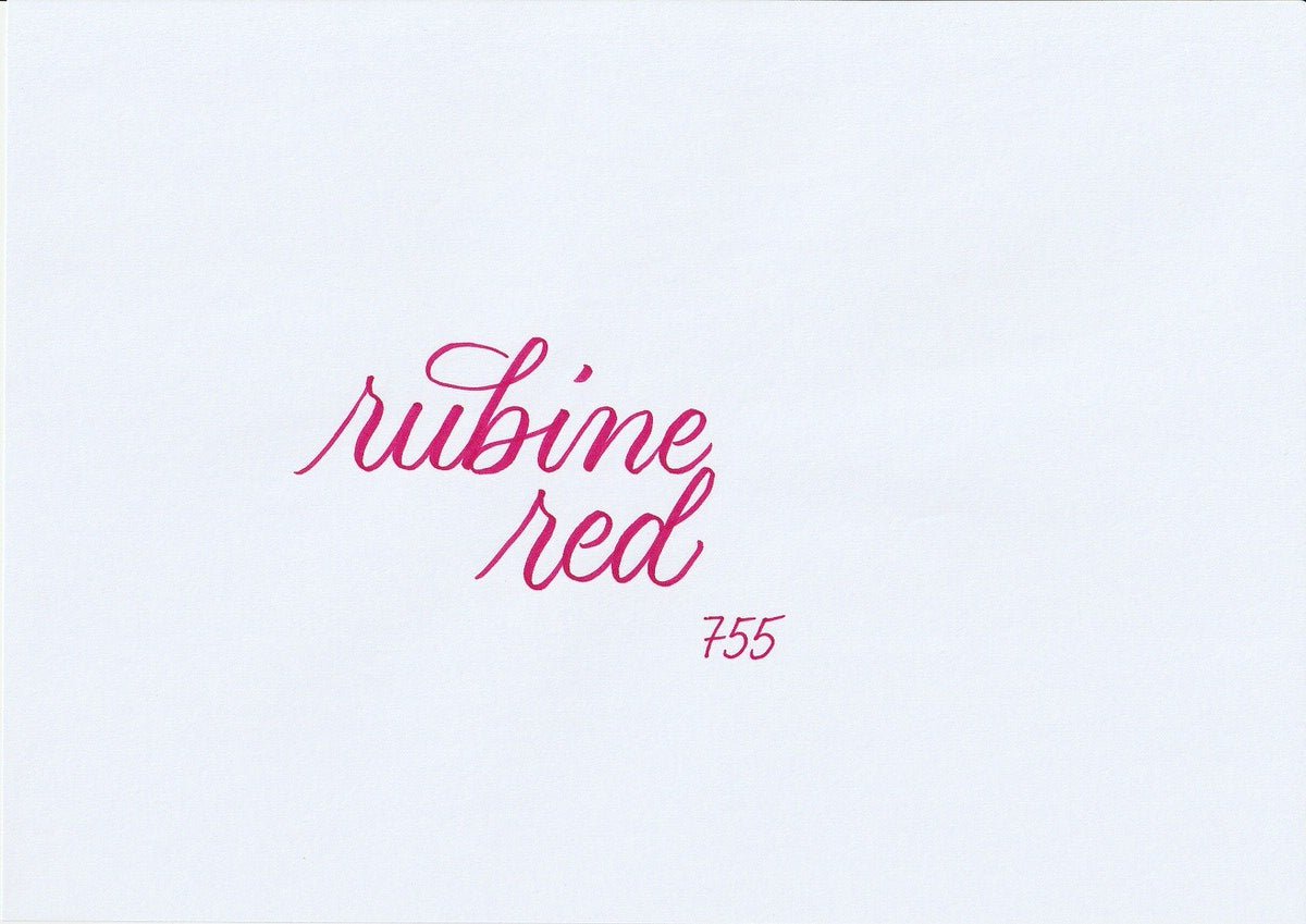Handskriven text med orden "rubine red" i rubinröd färg, skriven med ABT Dual Brush Pen i nyansen 755 Rubine Red.
