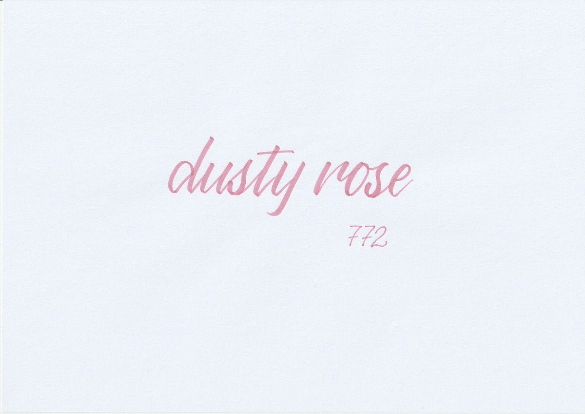 Handskriven text med orden "dusty rose" i dämpad rosa färg, skriven med ABT Dual Brush Pen i nyansen 772 Dusty Rose.