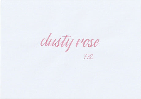 Handskriven text med orden "dusty rose" i dämpad rosa färg, skriven med ABT Dual Brush Pen i nyansen 772 Dusty Rose.