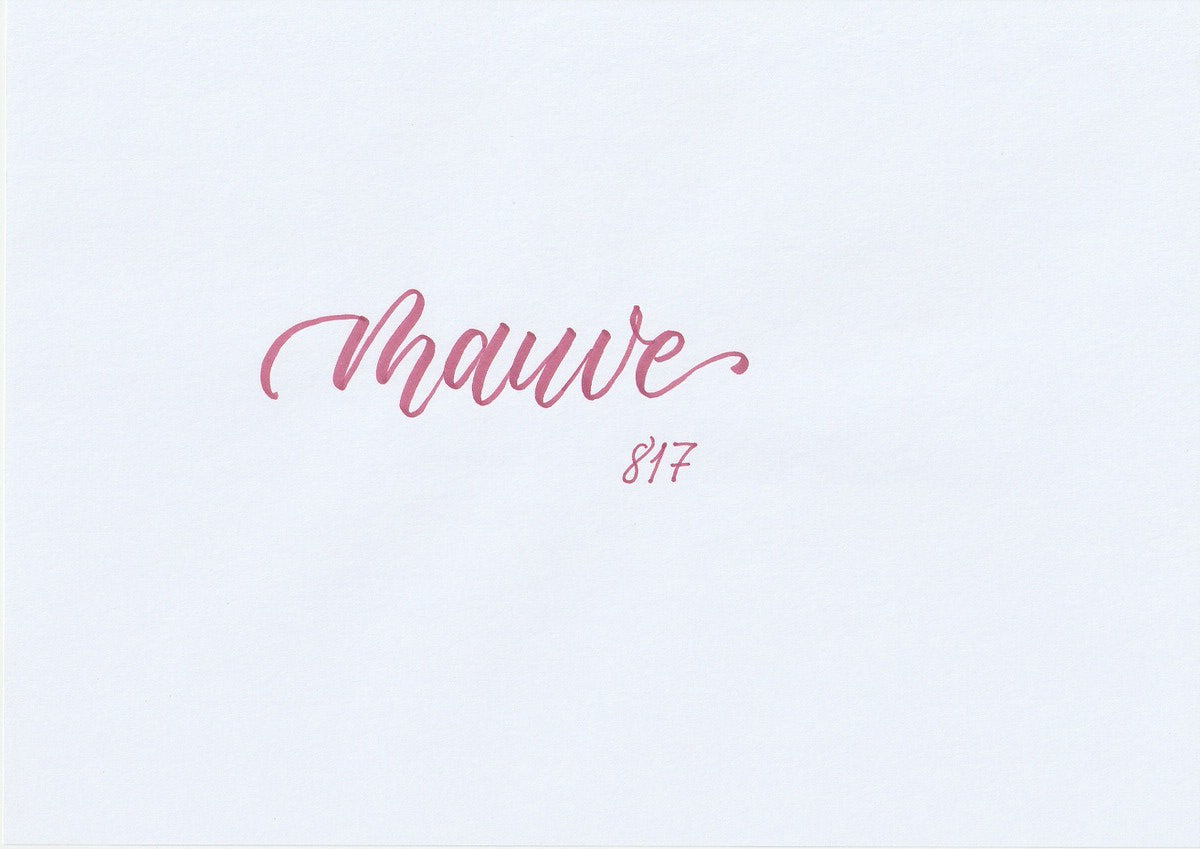 Handskriven text med ordet "mauve" i rosa malvafärg, skriven med ABT Dual Brush Pen i nyansen 817 Mauve.
