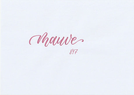 Handskriven text med ordet "mauve" i rosa malvafärg, skriven med ABT Dual Brush Pen i nyansen 817 Mauve.