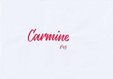 Handskriven text med ordet "Carmine" i karminröd färg, skriven med ABT Dual Brush Pen i nyansen 845 Carmine.