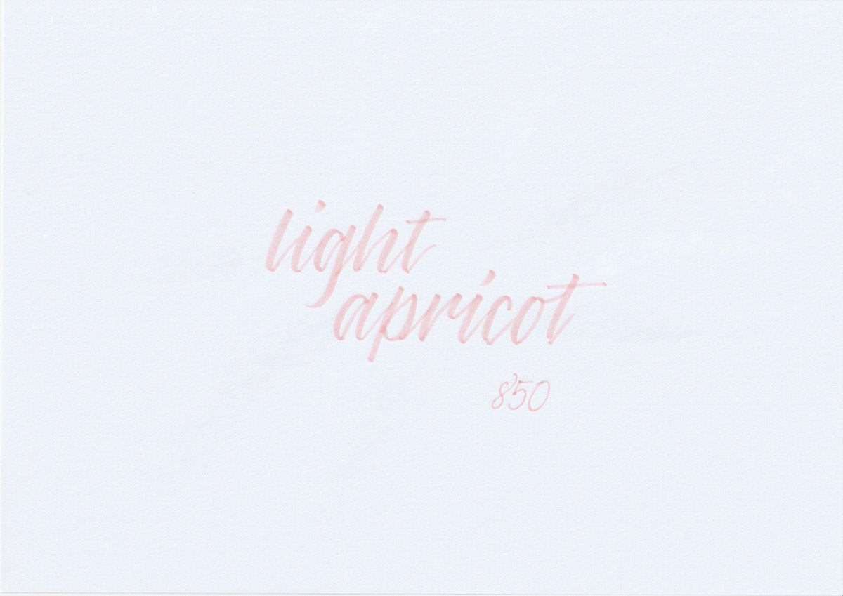 Handskriven text med ordet "light apricot" i ljus aprikosfärg, skriven med ABT Dual Brush Pen i nyansen 850 Light Apricot.