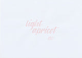 Handskriven text med ordet "light apricot" i ljus aprikosfärg, skriven med ABT Dual Brush Pen i nyansen 850 Light Apricot.