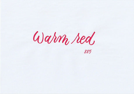 Handskriven text med orden "warm red" i varm röd färg, skriven med ABT Dual Brush Pen i nyansen 885 Warm Red.