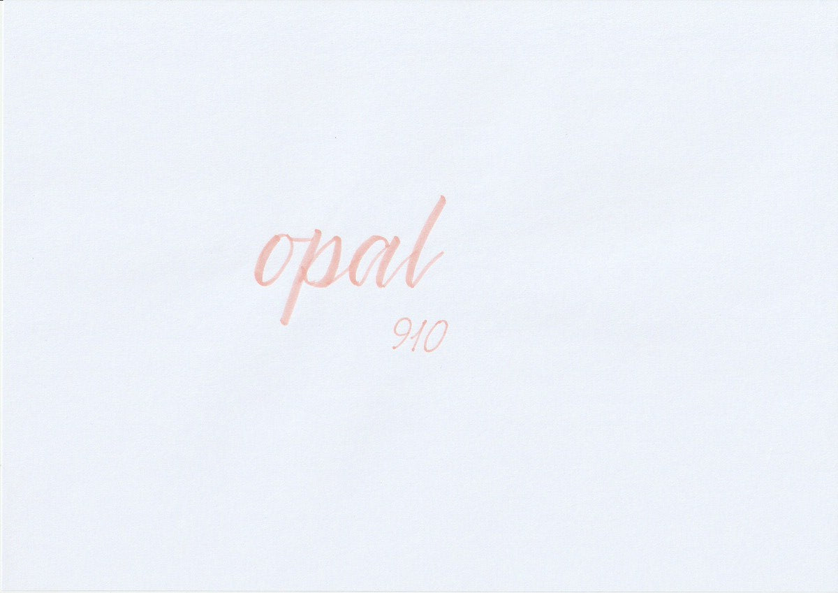 Handskriven text med ordet "opal" i ljus beige färg, skriven med ABT Dual Brush Pen i nyansen 910 Opal.