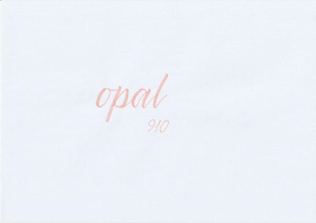 Handskriven text med ordet "opal" i ljus beige färg, skriven med ABT Dual Brush Pen i nyansen 910 Opal.
