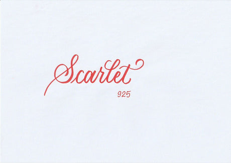 Handskriven text med ordet "Scarlet" i scharlakansröd färg, skriven med ABT Dual Brush Pen i nyansen 925 Scarlet.