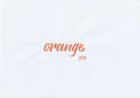 Handskriven text med ordet "orange" i orange färg, skriven med ABT Dual Brush Pen i nyansen 933 Orange.