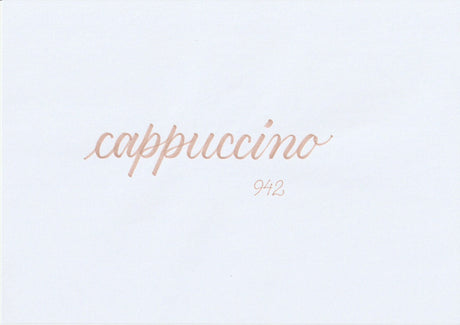 Handskriven text med ordet "cappuccino" i ljusbrun färg, skriven med ABT Dual Brush Pen i nyansen 942 Cappuccino.