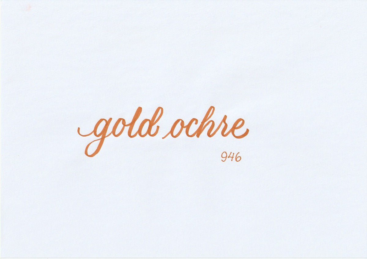 Handskriven text med orden "gold ochre" i guldockrafärg, skriven med ABT Dual Brush Pen i nyansen 946 Gold Ochre.