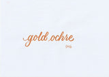 Handskriven text med orden "gold ochre" i guldockrafärg, skriven med ABT Dual Brush Pen i nyansen 946 Gold Ochre.