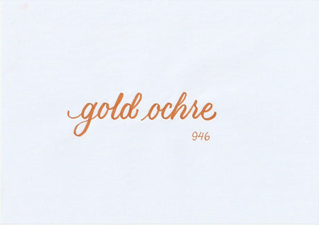 Handskriven text med orden "gold ochre" i guldockrafärg, skriven med ABT Dual Brush Pen i nyansen 946 Gold Ochre.