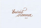 Handskriven text med ordet "burnt sienna" i bränd siennafärg, skriven med ABT Dual Brush Pen i nyansen 947 Burnt Sienna.