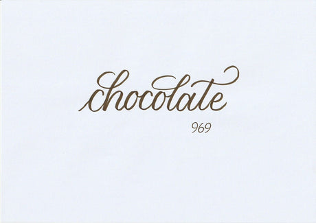 Handskriven text med ordet "chocolate" i chokladbrun färg, skriven med ABT Dual Brush Pen i nyansen 969 Chocolate.
