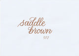 Handskriven text med ordet "saddle brown" i sadelbrun färg, skriven med ABT Dual Brush Pen i nyansen 977 Saddle Brown.