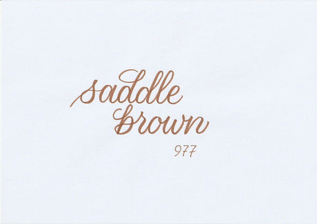 Handskriven text med ordet "saddle brown" i sadelbrun färg, skriven med ABT Dual Brush Pen i nyansen 977 Saddle Brown.