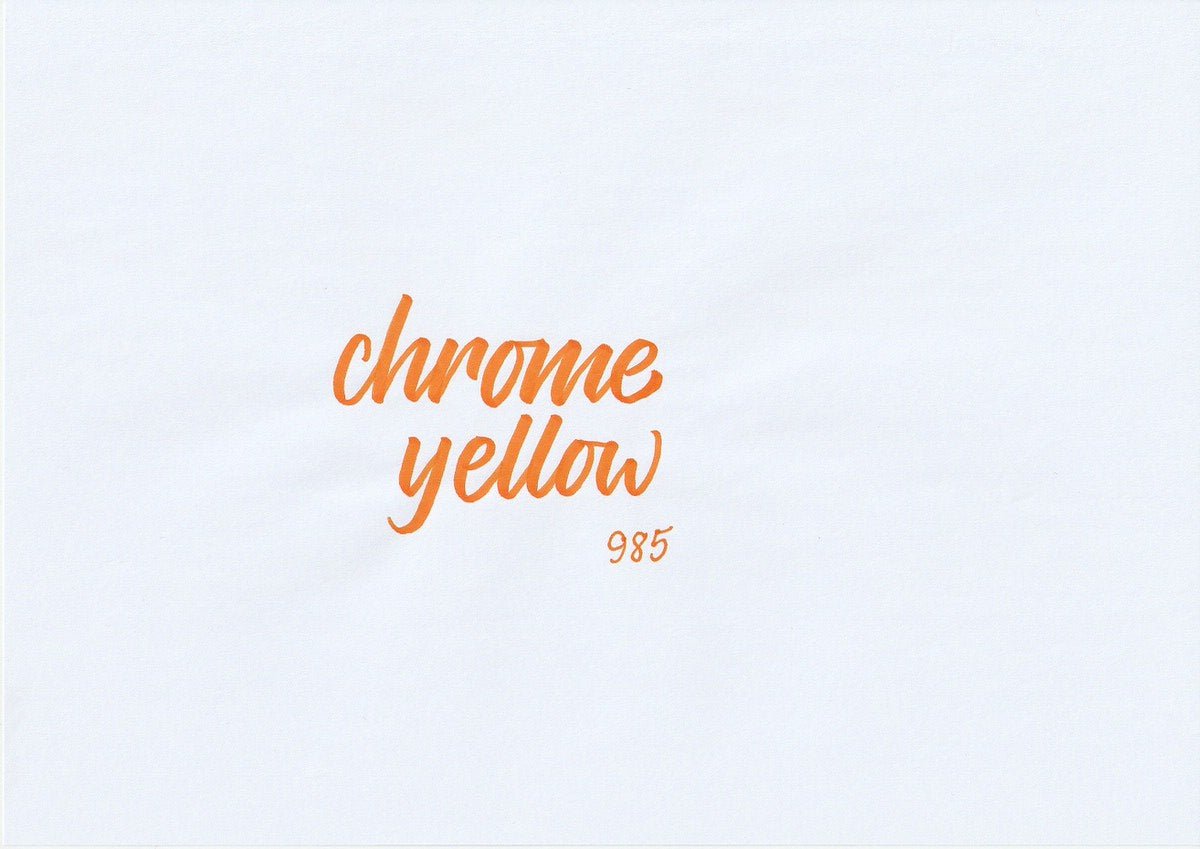 Handskriven text med orden "chrome yellow" i kromgul färg, skriven med ABT Dual Brush Pen i nyansen 985 Chrome Yellow.