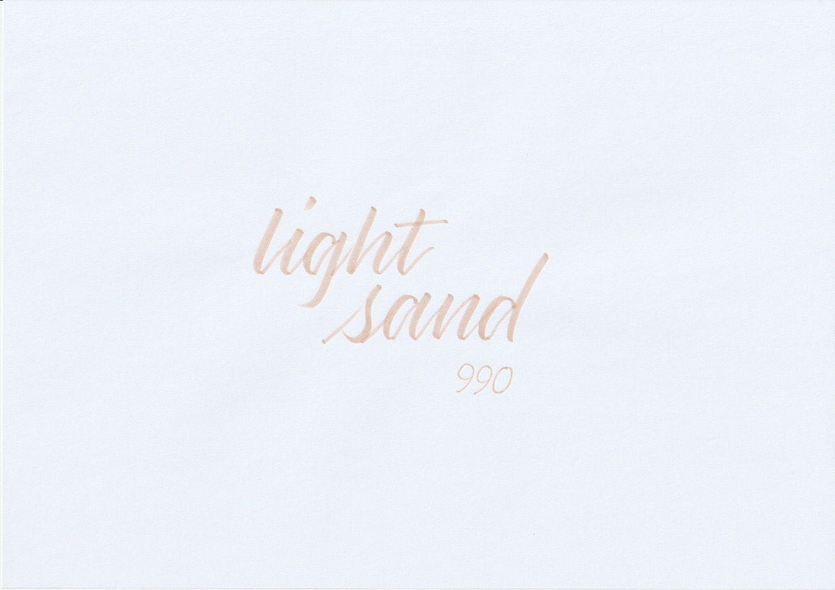 Handskriven text med orden "light sand" i mild sandfärg, skriven med ABT Dual Brush Pen i nyansen 990 Light Sand.