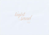 Handskriven text med orden "light sand" i mild sandfärg, skriven med ABT Dual Brush Pen i nyansen 990 Light Sand.