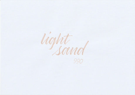 Handskriven text med orden "light sand" i mild sandfärg, skriven med ABT Dual Brush Pen i nyansen 990 Light Sand.
