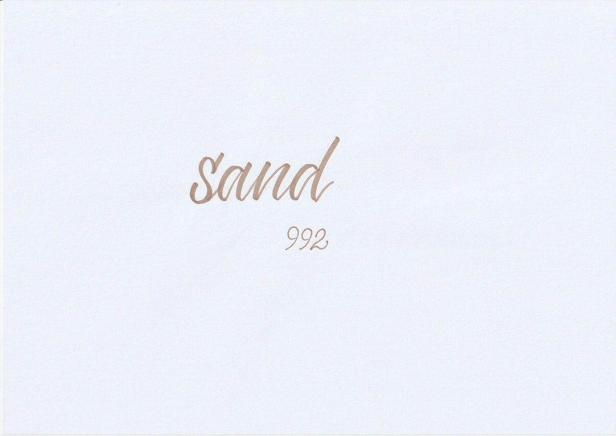 Handskriven text med ordet "sand" i sandfärg, skriven med ABT Dual Brush Pen i nyansen 992 Sand.