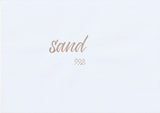 Handskriven text med ordet "sand" i sandfärg, skriven med ABT Dual Brush Pen i nyansen 992 Sand.