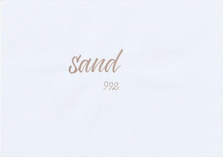 Handskriven text med ordet "sand" i sandfärg, skriven med ABT Dual Brush Pen i nyansen 992 Sand.
