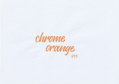 Handskriven text med orden "chrome orange" i kromorange färg, skriven med ABT Dual Brush Pen i nyansen 993 Chrome Orange.