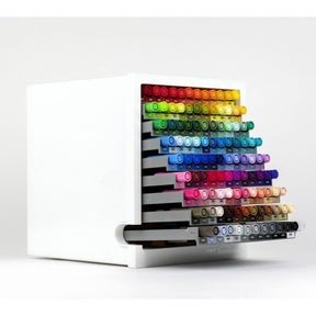 Förvaring för Tombow ABT penselpennor som är fylld och facken är utdragna. ABT Dual Brush pen Desktop organizer (Pennor ingår) från Tombow - Tidformera