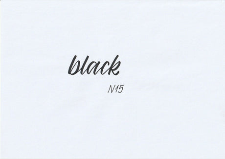 Handskriven text med ordet "black" i svart färg, skriven med ABT Dual Brush Pen i nyansen N15 Black.