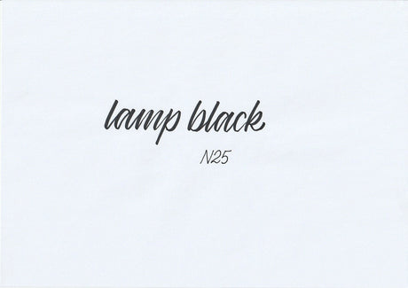 Handskriven text med ordet "lamp black" i gråsvart färg, skriven med ABT Dual Brush Pen i nyansen N25 Lamp Black.