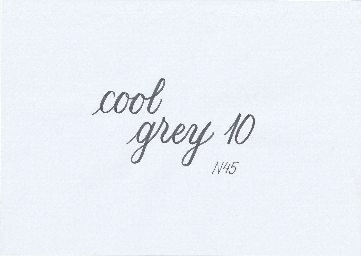 Handskriven text med ordet "cool grey 10" i kall mörkgrå färg, skriven med ABT Dual Brush Pen i nyansen N45 Cool Grey 10.