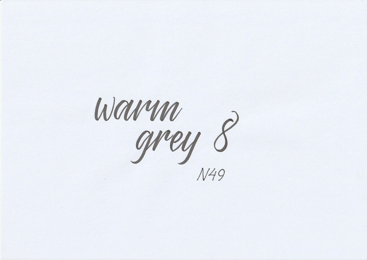 Handskriven text med ordet "warm grey 8" i varm grå färg, skriven med ABT Dual Brush Pen i nyansen N49 Warm Grey 8.