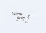 Handskriven text med ordet "warm grey 8" i varm grå färg, skriven med ABT Dual Brush Pen i nyansen N49 Warm Grey 8.