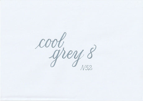 Handskriven text med ordet "cool grey 8" i kall grå färg, skriven med ABT Dual Brush Pen i nyansen N52 Cool Grey 8.