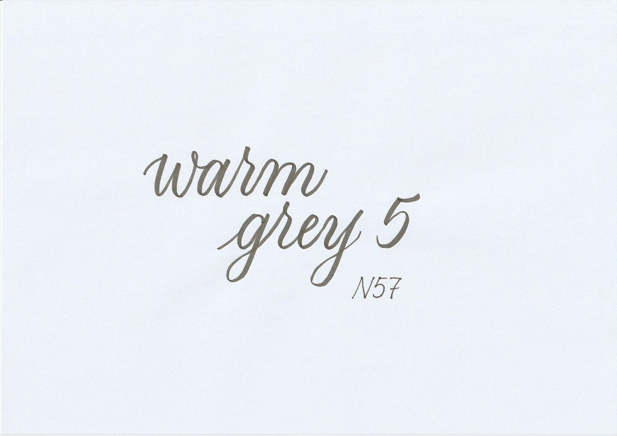 Handskriven text med ordet "warm grey 5" i warm grå färg, skriven med ABT Dual Brush Pen i nyansen N57 Warm Grey 5.