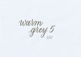 Handskriven text med ordet "warm grey 5" i warm grå färg, skriven med ABT Dual Brush Pen i nyansen N57 Warm Grey 5.