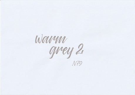 Handskriven text med orden "warm grey 2" i varm grå färg, skriven med ABT Dual Brush Pen i nyansen N79 Warm Grey 2.