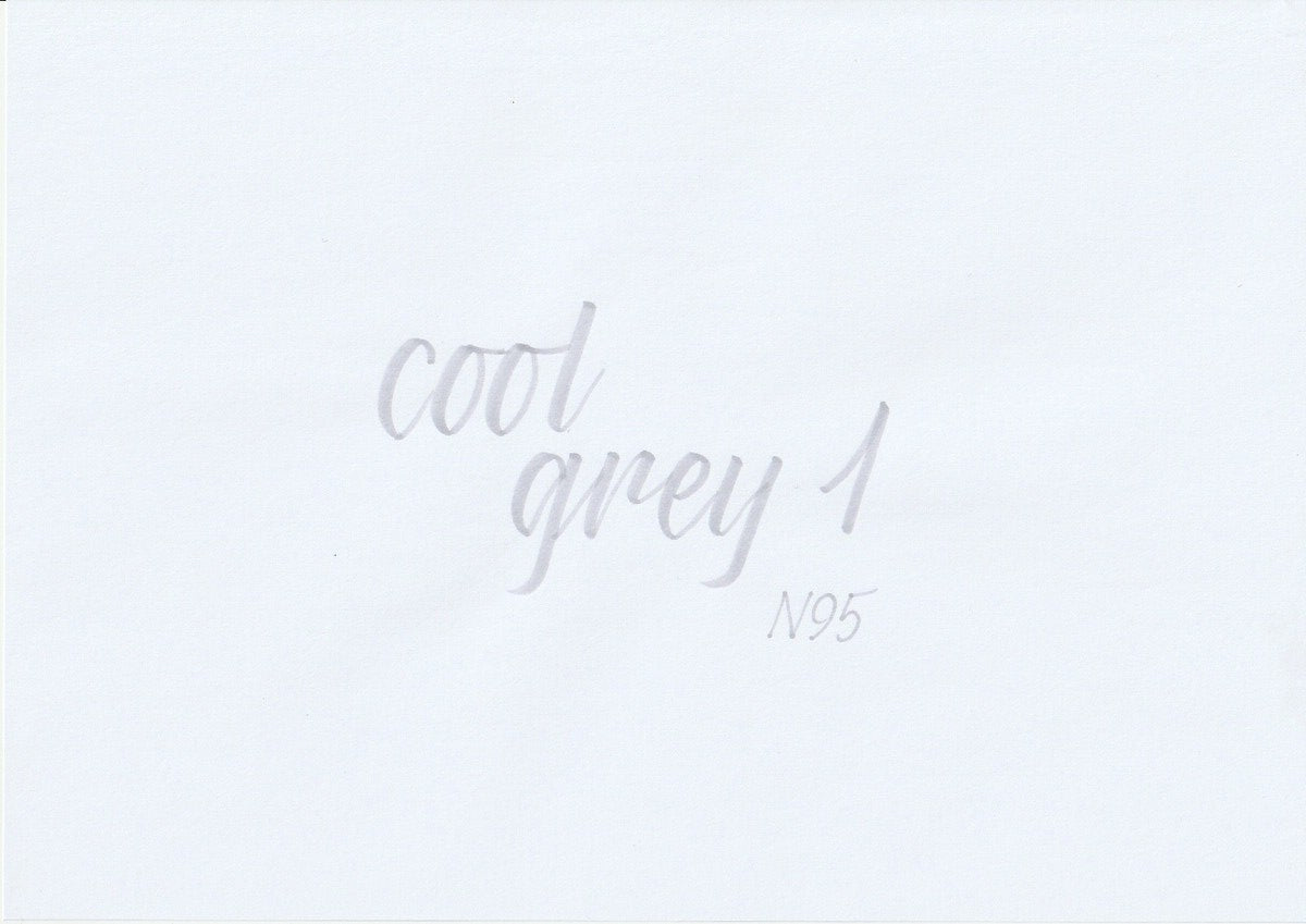 Handskriven text med orden "cool grey 1" i kall grå färg, skriven med ABT Dual Brush Pen i nyansen N95 Cool Grey 1.