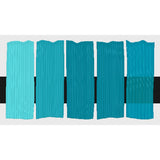 Tri-Art Phthalo Turquoise Light, fem färgprover med originalfärgen i mitten samt blandningar med vitt och gelmedium.