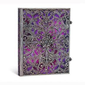 Lila anteckningsbok Aubergine Ultra Linjerad. Boken har silverfärgade detaljer och 2 spännen att stänga boken med. Från Paperblanks - Tidformera