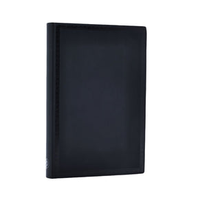 Svart anteckningsbok Black Edition Bold - Mini Linjerad Flexis från Paperblanks. Boken har en smal svart ram på pärmen och ett längst ner på bokryggen.  - Tidformera