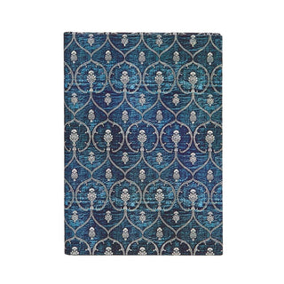 Anteckningsbok Blue Velvet - Midi Linjerad Hård pärm Elastiskt band.  En blå anteckningsbok med silvrig mönster på pärmen. Från Paperblanks - Tidformera