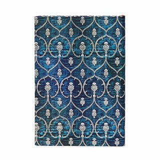 Anteckningsbok Blue Velvet - Mini Linjerad Hård pärm Elastiskt band -Boken är blå med silverfärgade mönster. Från Paperblanks - Tidformera