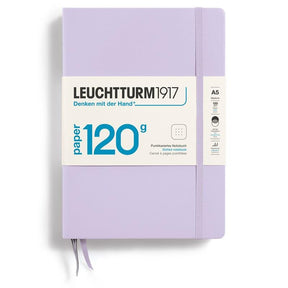 Anteckningsbok Dotted A5 120 GSM - Lilac från Leuchtturm1917 - Ljuslila anteckningsbok med 120 gsm papper, 32 bokmärkesband och ljuslila gummiband för att hålla boken stängd. - Tidformera