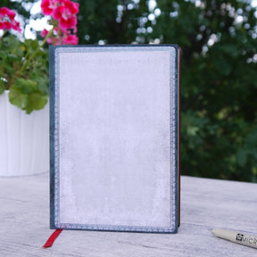 Ljusgrå anteckningsbok Flint Midi Olinjerad från Paperblanks. - Tidformera