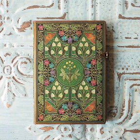 Anteckningsbok Poetry in Bloom - Mini Linjerad Hård pärm Knäppe - 1 - Paperblanks. Boken är grön med blommänster och har ett knäppe att stänga med. - Tidformera