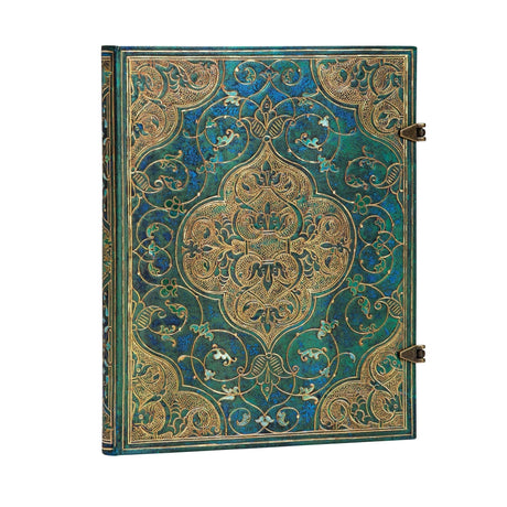 Anteckningsbok Turquoise Chronicles - Ultra Linjerad Hård pärm Knäppe frånPaperblanks. Boken är turkos med guldfärgat mönster och har 2 knäppen för stängning.- Tidformera