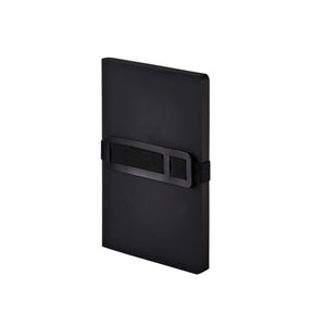 Svart anteckningsbok Voyager Dotted - Medium Black från Nuuna. Runt boken sitter en rem som kan hålla penna och mobil. - Tidformera